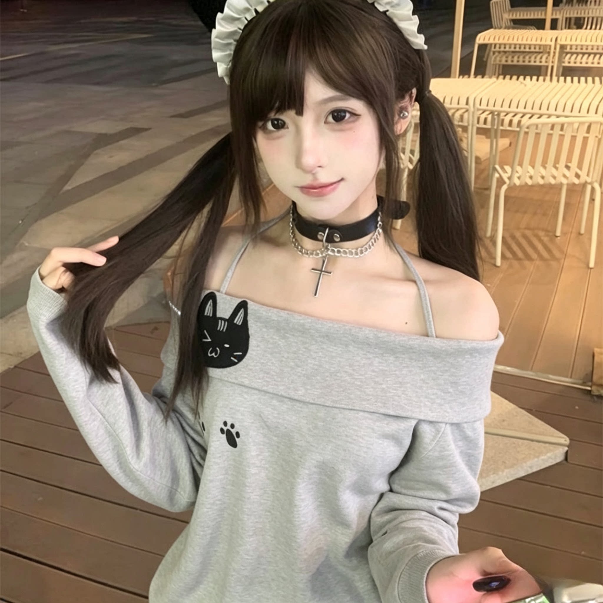 灰色德绒慵懒风辣妹挂脖长袖t恤女上衣2026春秋季小猫刺绣一字肩