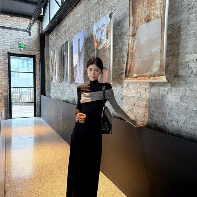 黑色撞色半高领德绒设计感长袖t恤女秋冬新款修身显瘦打底衫上衣