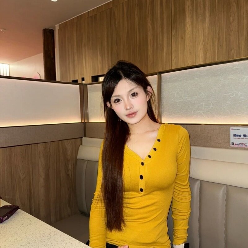 辣妹纯欲风长袖T恤女姜黄色纽扣设计秋季新款修身显瘦打底衫上衣