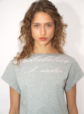 Undulate.Co 横开领 遮肉印花宽松T 花体复古