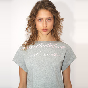 Undulate.Co 横开领 遮肉印花宽松T 花体复古