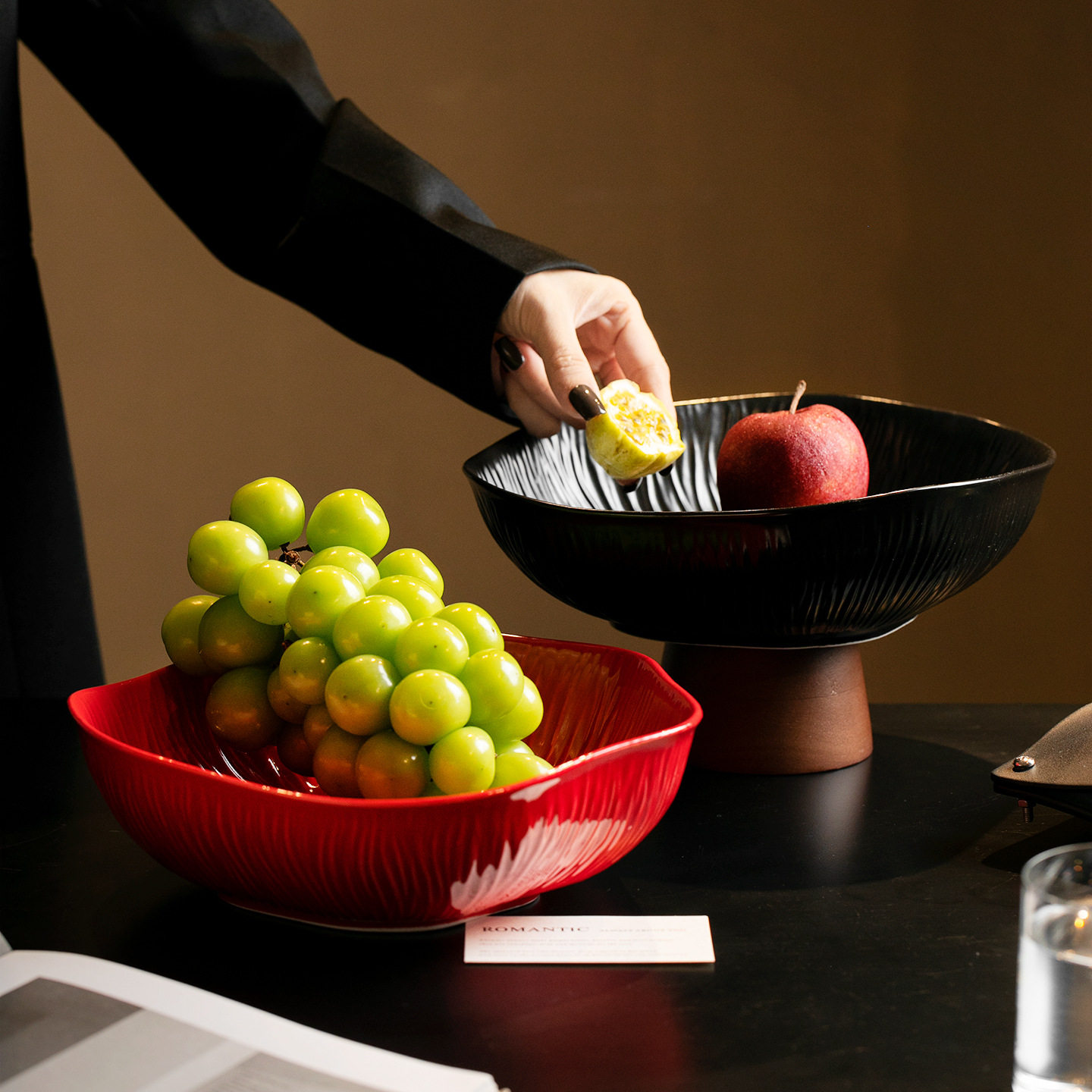 新年婚庆陶瓷果盘红色喜庆简约干果盘多用途高脚水果盘零食点心盘