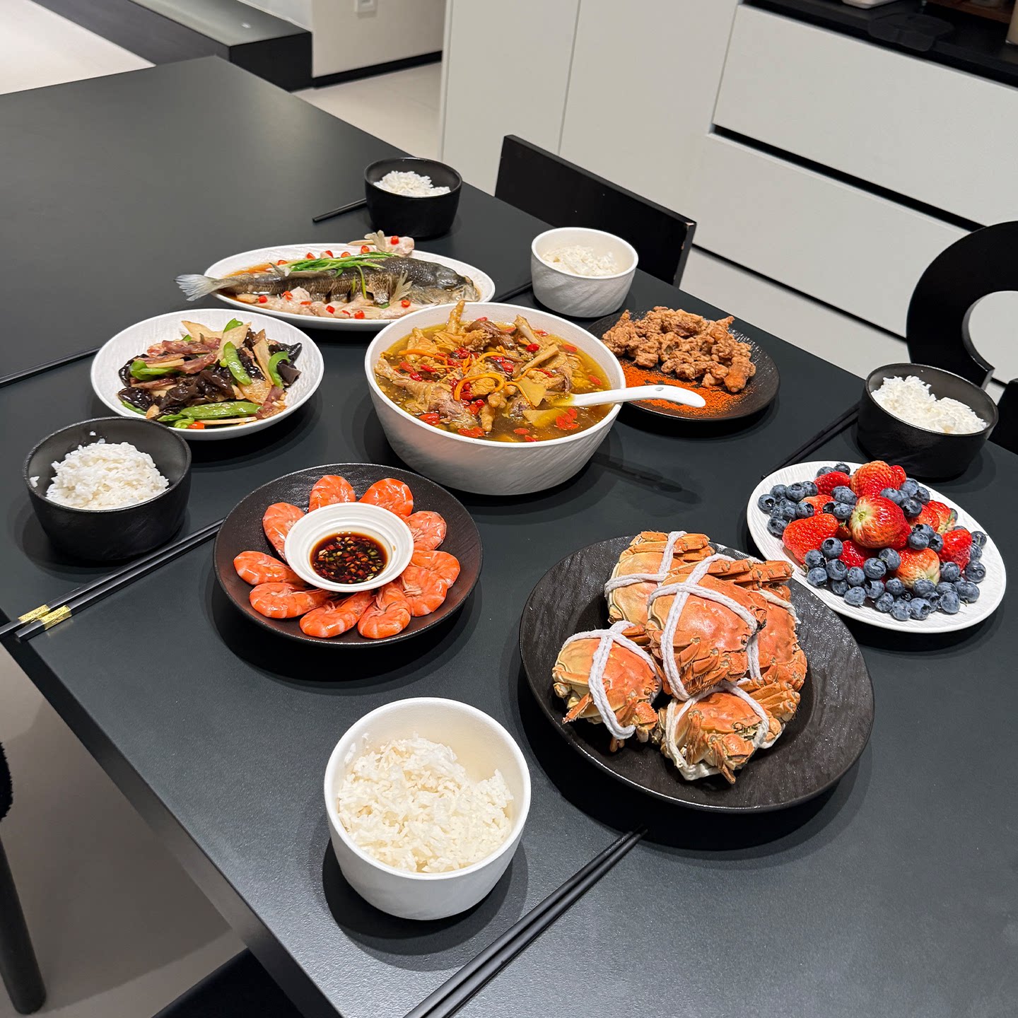 日式餐具2026新款碗碟套装家用简约高温釉下彩陶瓷碗盘乔迁送礼碗