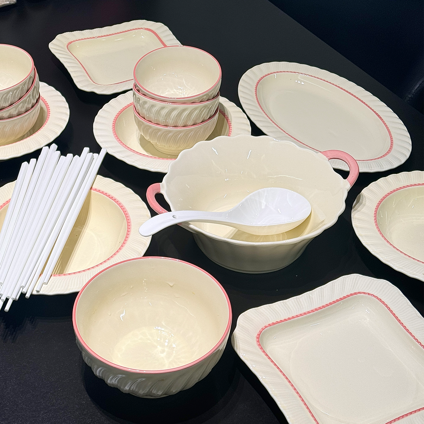 釉下彩2026新款碗碟套装家用可爱风浮雕陶瓷餐具乔迁新婚送礼碗盘