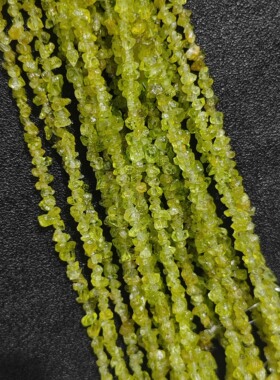 天然橄榄石碎石打孔珠子串珠 橄榄绿DIY手工饰品 手链项链用珠