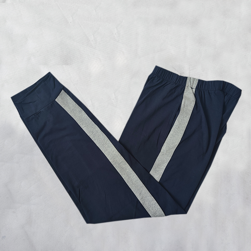 藏蓝色学生校服裤子收口