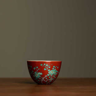 古彩珊瑚红地绿梅卧足杯 吴云霞