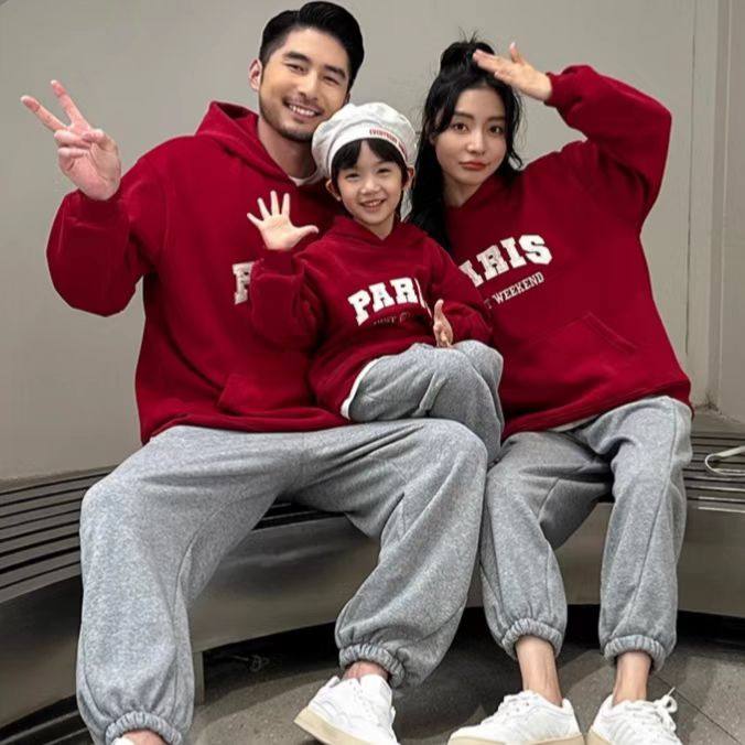 炸街亲子装秋冬季一家三口拜年服红色加绒连帽卫衣洋气母女母子装