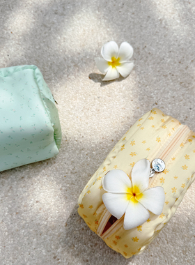 24 hatch x Papi Lav 合作款 碎花缎面化妆包