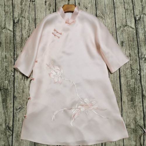 春夏新品 真丝欧根缎绣花 新中新偏襟盘扣中长款上衣 短款A裙