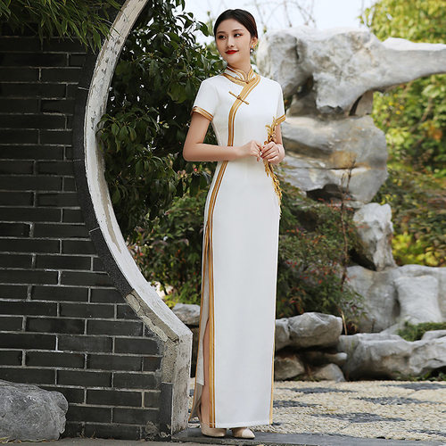 中国风旗袍2025年新款中老年妈妈白色端庄大气古筝舞台表演演出服