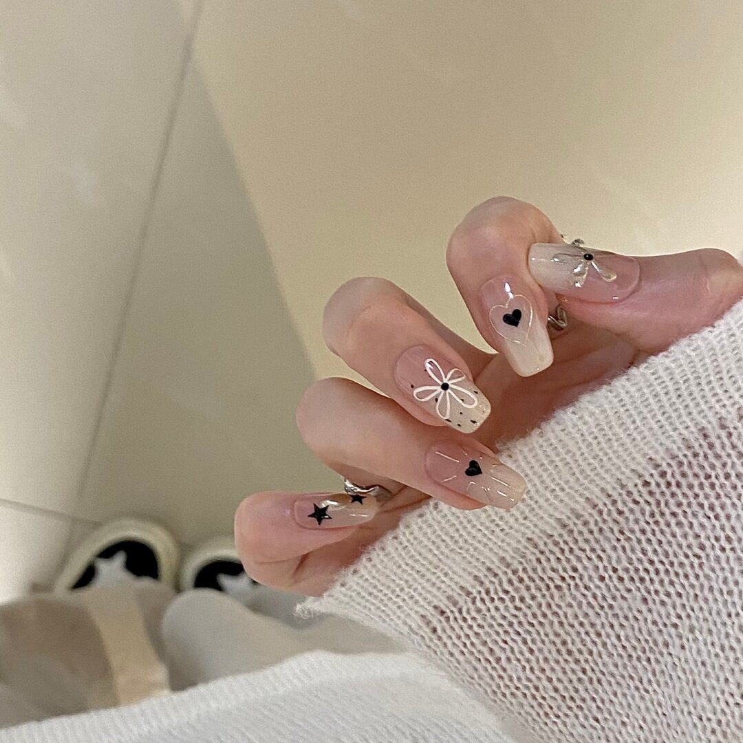 手工定制穿戴甲秋冬手绘小花美甲爱心星星贴片显白假指甲可拆卸,彩妆/香水/美妆工具,穿戴甲/甲片,淘宝优惠券,粉丝福利购,淘宝优惠卷