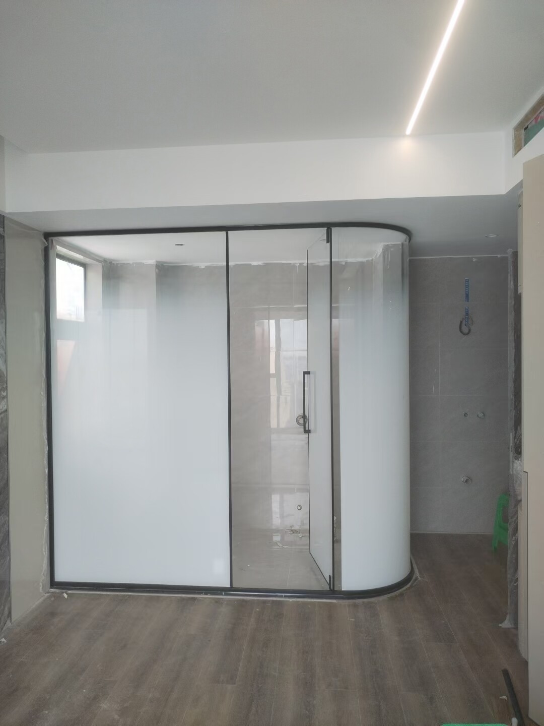 成都顶顾淋浴房定制钻石型L型T型玻璃隔断一字型圆弧形定制猫房