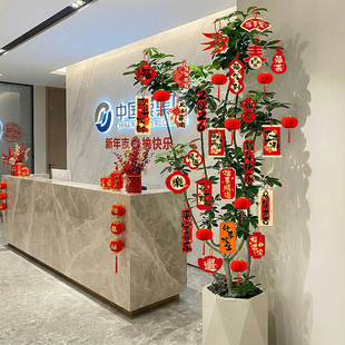 过年小红灯笼挂饰新款2026马年绿植树上新年装饰公司前台氛围布置