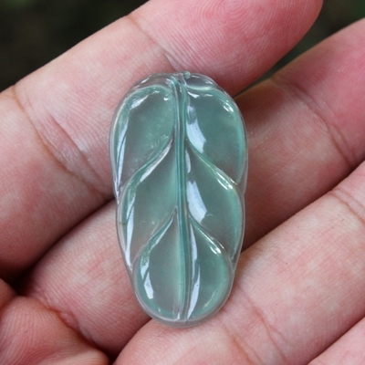 冰种浅绿天然翡翠A货叶子吊坠