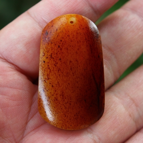 天然新疆和田玉红皮籽料无事牌