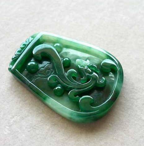 老坑种祖母绿深菠菜绿天然翡翠a货龙牌挂件送证书