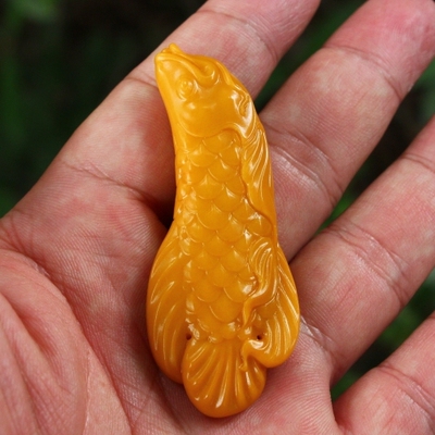 新疆和田玉黄沁年年有余挂件