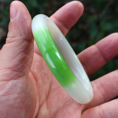 天然新疆和田玉翠青籽料手镯