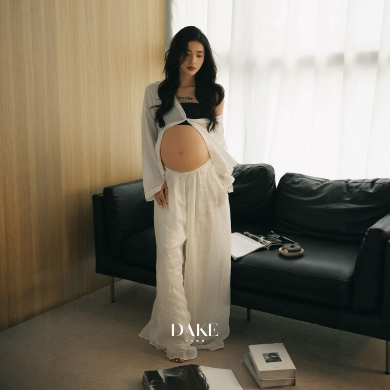 白色棉麻阔腿裤孕妇居家拍摄