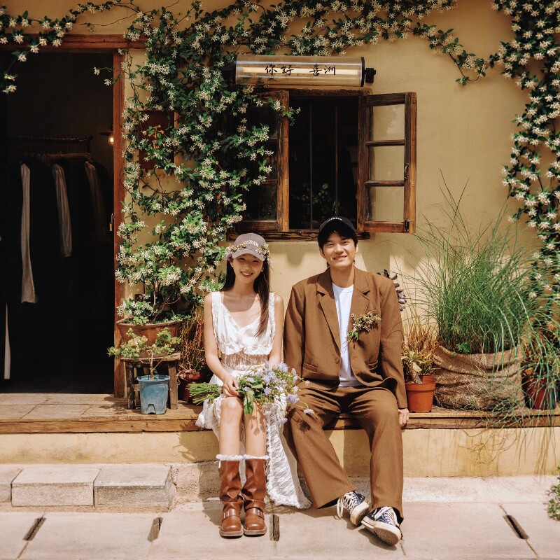 外景旅拍年轻小清晰韩式简约白色吊带轻礼服草坪领证登记婚纱照