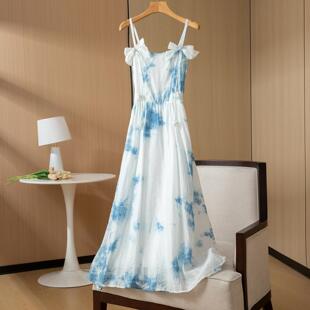 云南手工扎染度假风连衣裙女夏季设计感蝴蝶结花苞收腰显瘦吊带裙