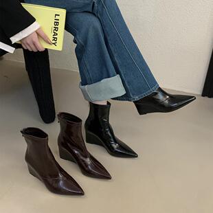 高级感尖头坡跟短靴女2025年秋冬新款后拉链瘦瘦靴高跟百搭马丁靴