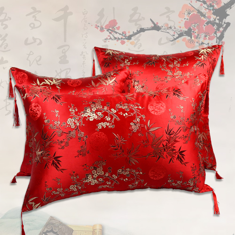 喜庆的织锦缎面料，带着浓郁的中式文化气息