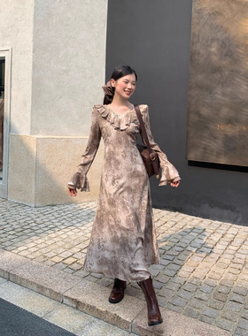 诠释美 NEWOPEN 25秋茶歇法式喇叭袖收腰荷叶边碎花连衣裙女F6577