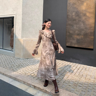 诠释美 NEWOPEN 25秋茶歇法式喇叭袖收腰荷叶边碎花连衣裙女F6577