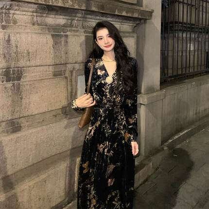 AM NANA法式复古黑色高级感丝绒印花V领气质御姐名媛风情万种长裙