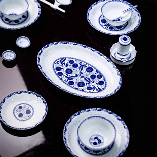 景德镇高白瓷餐具新中式青花玲珑碗筷套装家用礼品新款餐盘碗乔迁