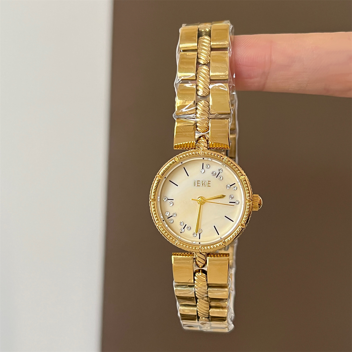 IEKE小众品牌个性贝母钢带手表女时尚百搭轻奢梅花钻女士石英腕表