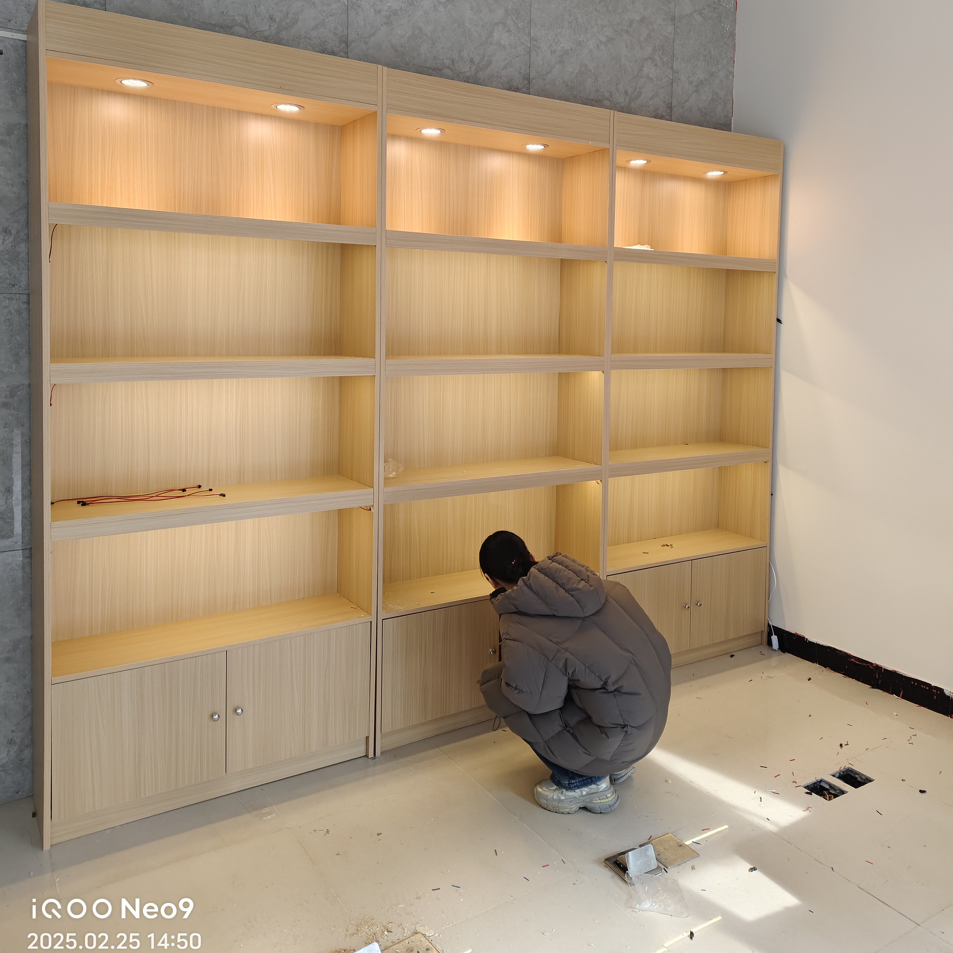 定制茶叶展示柜烟酒店柜实木展柜图片