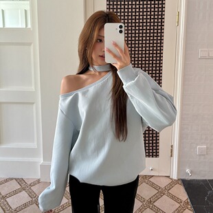 2025秋冬新款 设计简约天空蓝色斜肩露肩卫衣气质休闲上衣女