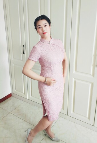 88312粉色新款蕾丝旗袍手工钉珠衣领装饰小包袖显瘦古典开叉旗袍