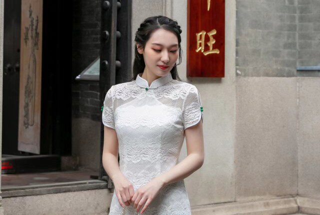 822003白色蕾丝翡翠手工扣收腰显瘦开叉旗袍气质款连衣裙
