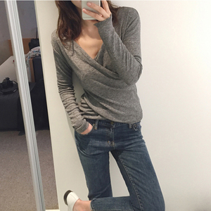 性感宽松低胸V领T恤女春秋新款小心机上衣纯色显瘦弹力打底衫大码