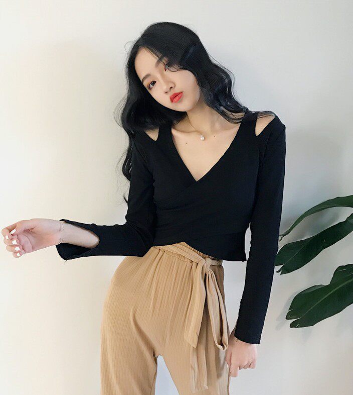 V领镂空露肩交叉短款t恤黑色打底衫修身纯色露肚脐长袖百搭上衣女