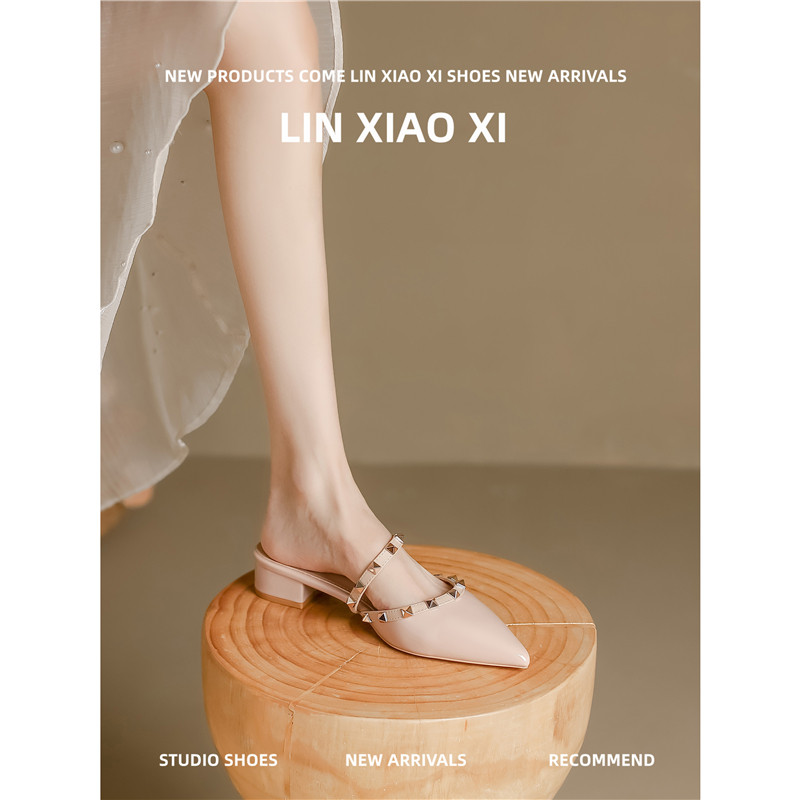 裸色铆钉包头半拖女2026春夏季新款外穿粗跟平底穆勒鞋尖头凉拖鞋