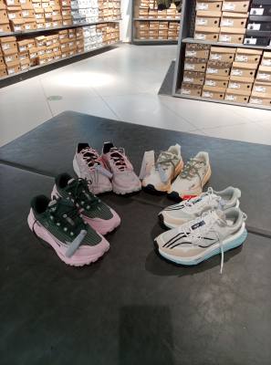 李宁的卢V2女子回弹减震防滑跑鞋