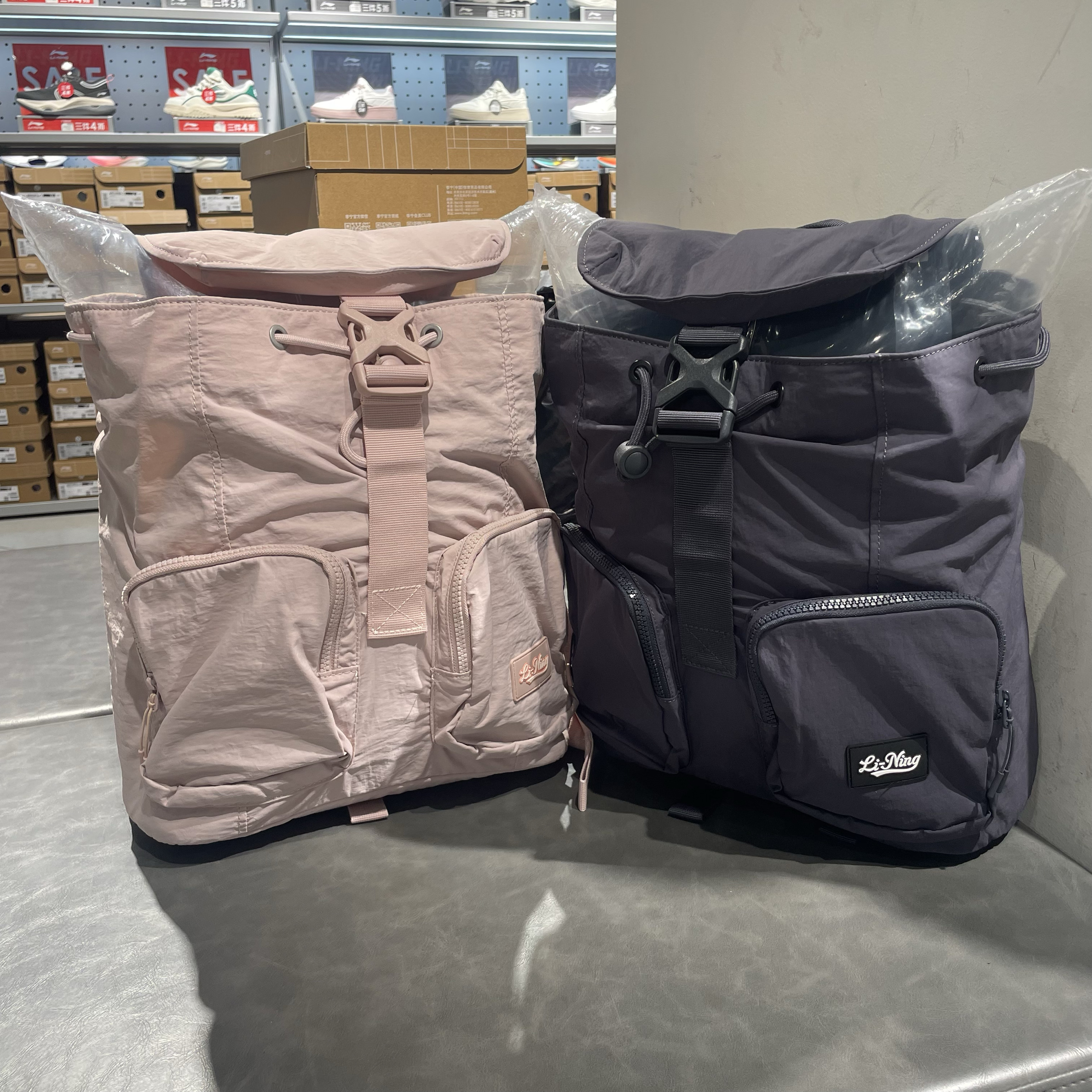 李宁男女出差旅游简约时尚双肩包