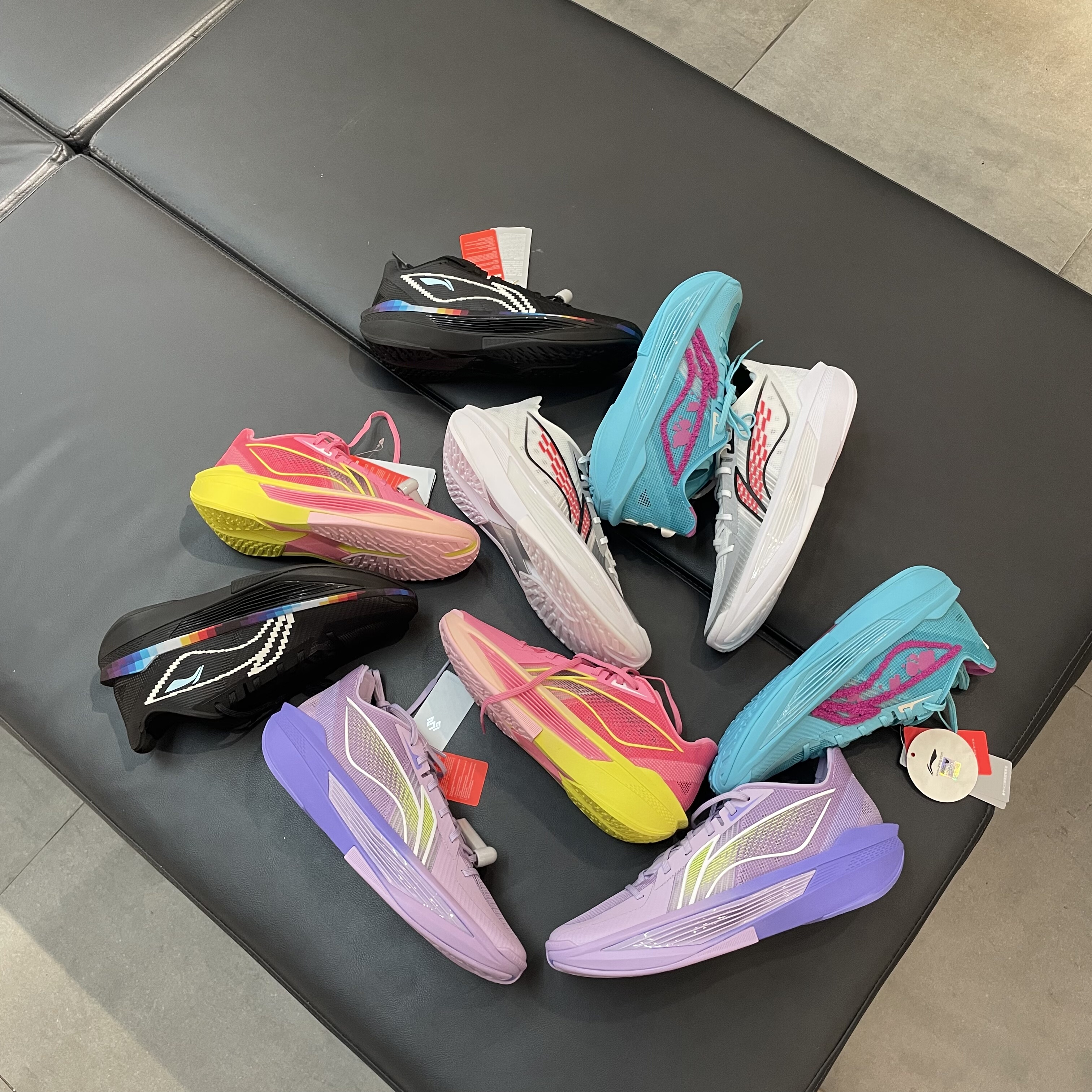 李宁超轻低帮缓震回弹透气篮球鞋