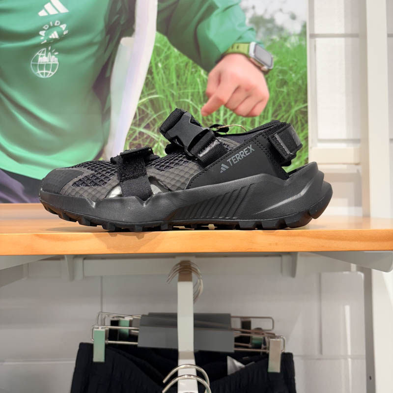 阿迪达斯男女鞋2025夏新款户外速干透气缓震回弹魔术贴凉鞋IF7596