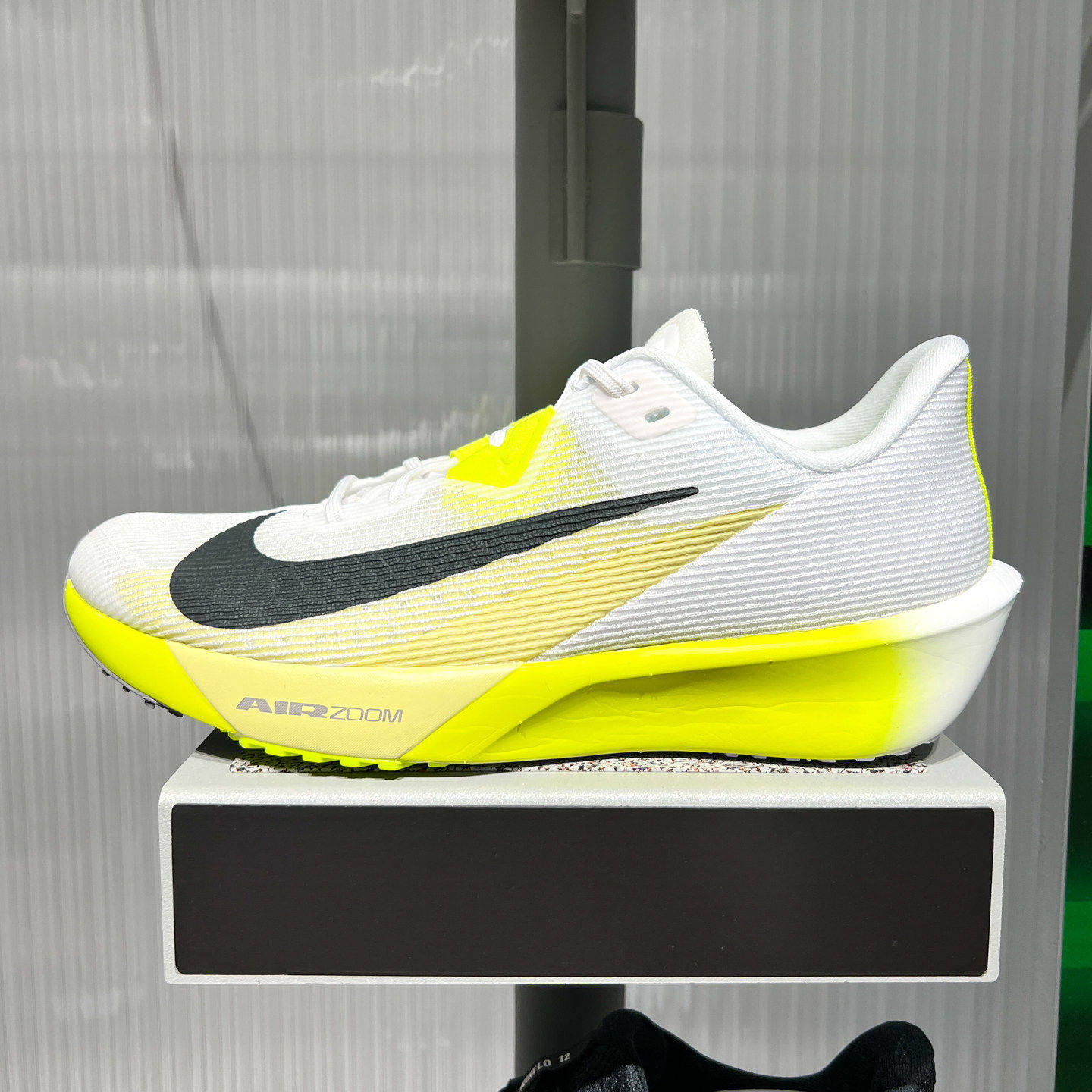正品耐克男鞋2026冬款Air Zoom白荧光黄渐变轻盈跑步鞋FV6040-106