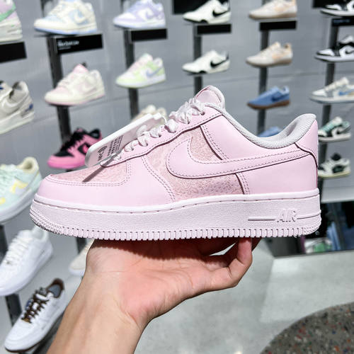 正品耐克女鞋2026冬款AIR FORCE 1 07印花甜粉休闲板鞋IX5099-600