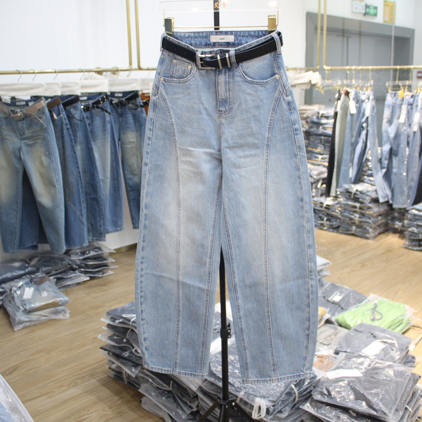 艾拿99019浅蓝色水洗无弹牛仔弯刀裤2026年春季新款女显瘦阔腿裤