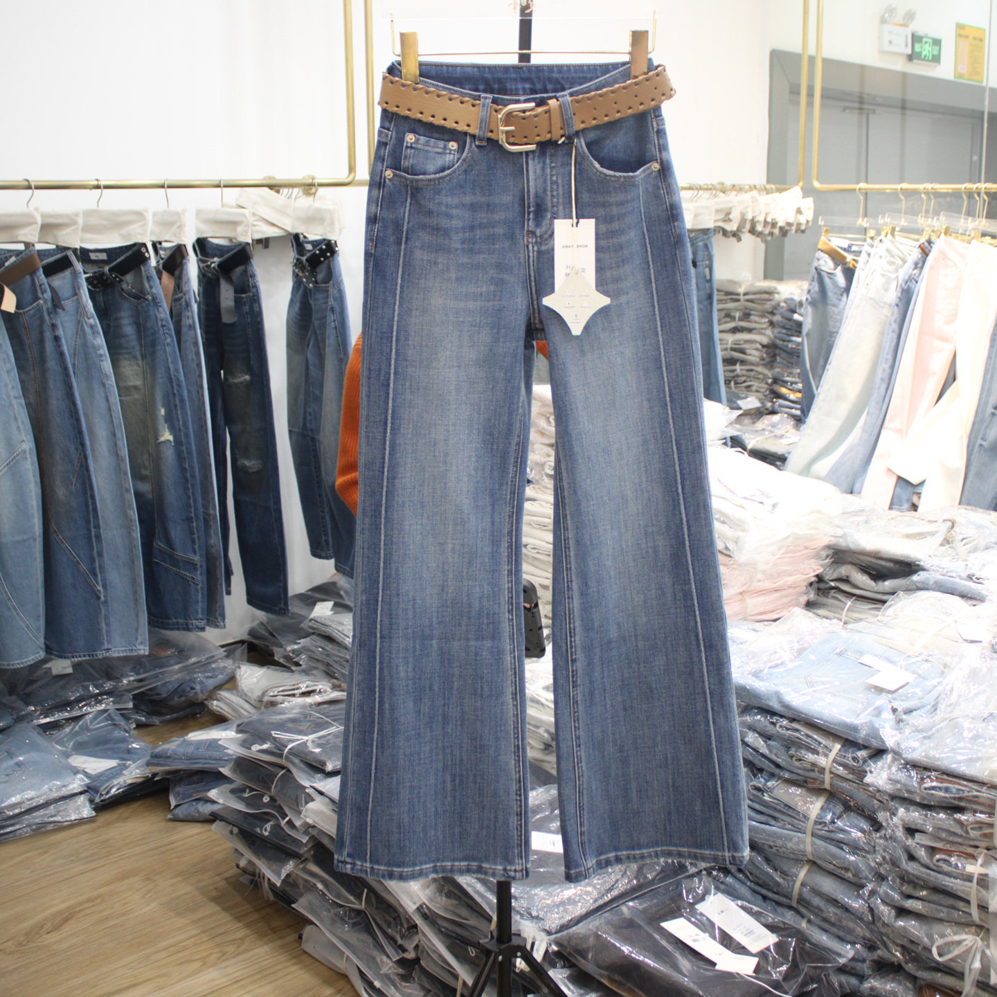 艾拿16120蓝色水洗高腰牛仔微喇裤2026年春季新款女装显瘦长喇裤