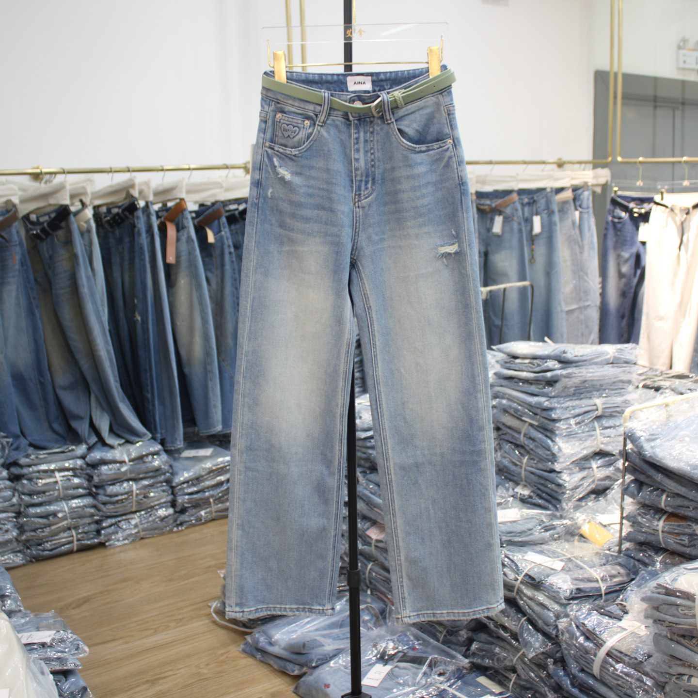 艾拿23929浅蓝水洗磨破洞窄版直筒牛仔裤2026年春季新款女装长裤