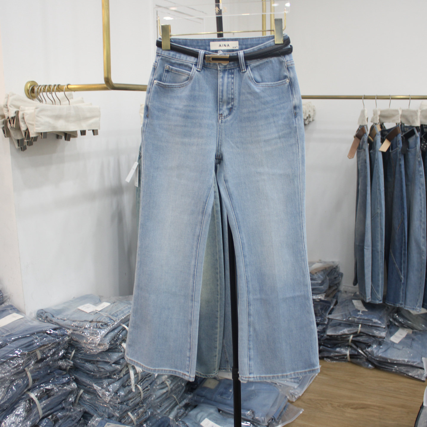 艾拿83182浅蓝色水洗修身牛仔微喇裤2026年春季新款女显瘦九分裤